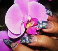Zwart bloemen en stiletto Zwart bloemen en stiletto